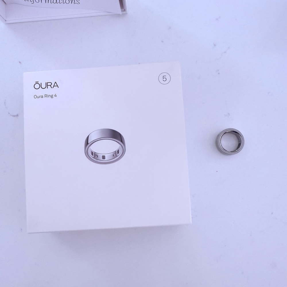 Oura Ring 4 in Sleek Silver Size 5